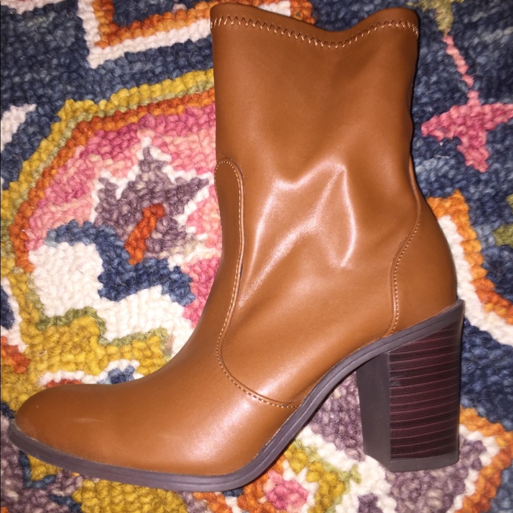 Adorable brown boots!!!
